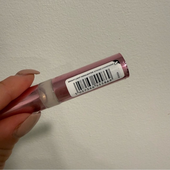 Makeup Revolution Beauty Bright Light Highlighter Pen in Strobe Champagne - Picture 4 of 6